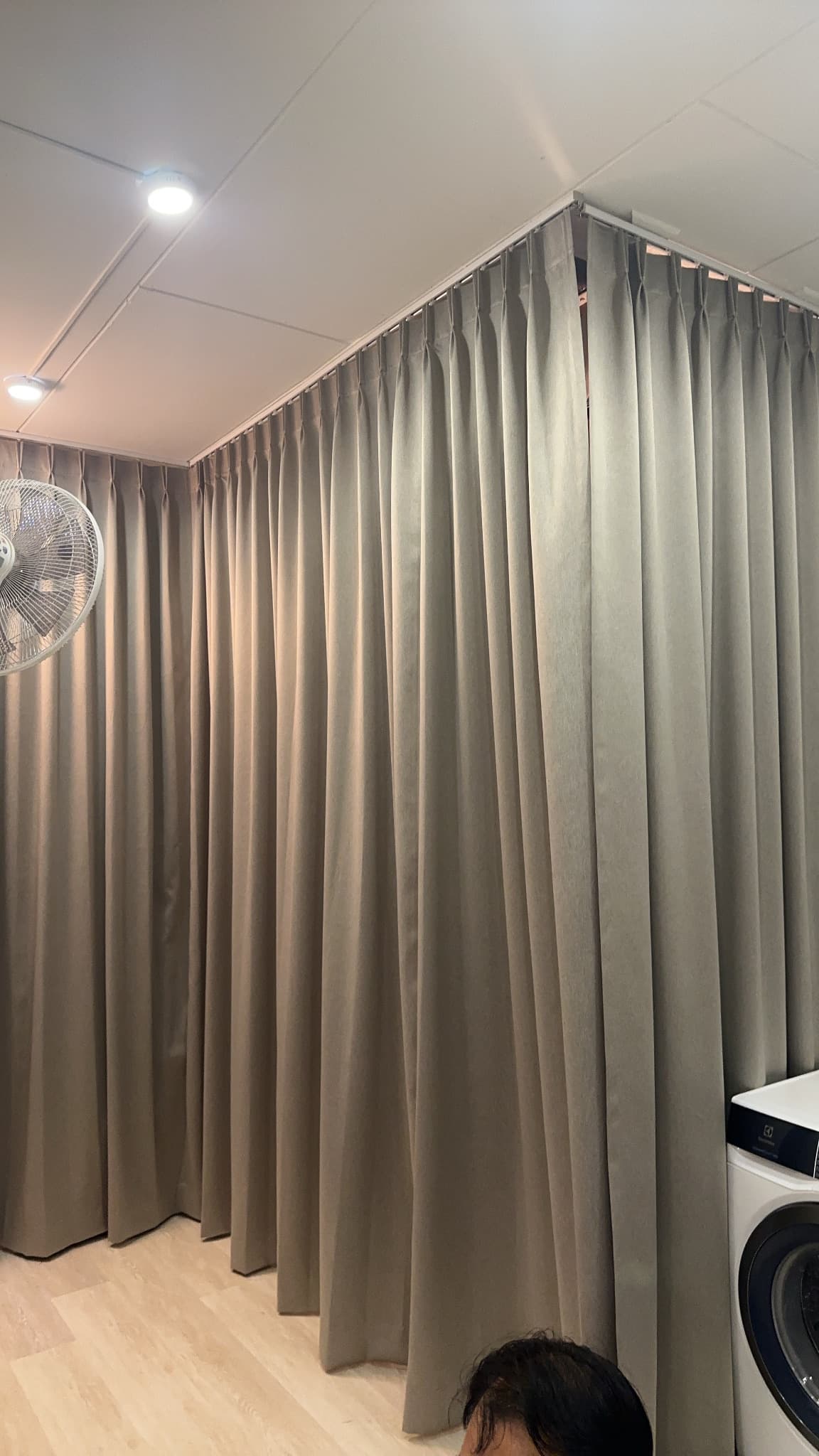 ม่านปรับแสงสีเทาในห้องอเนกประสงค์